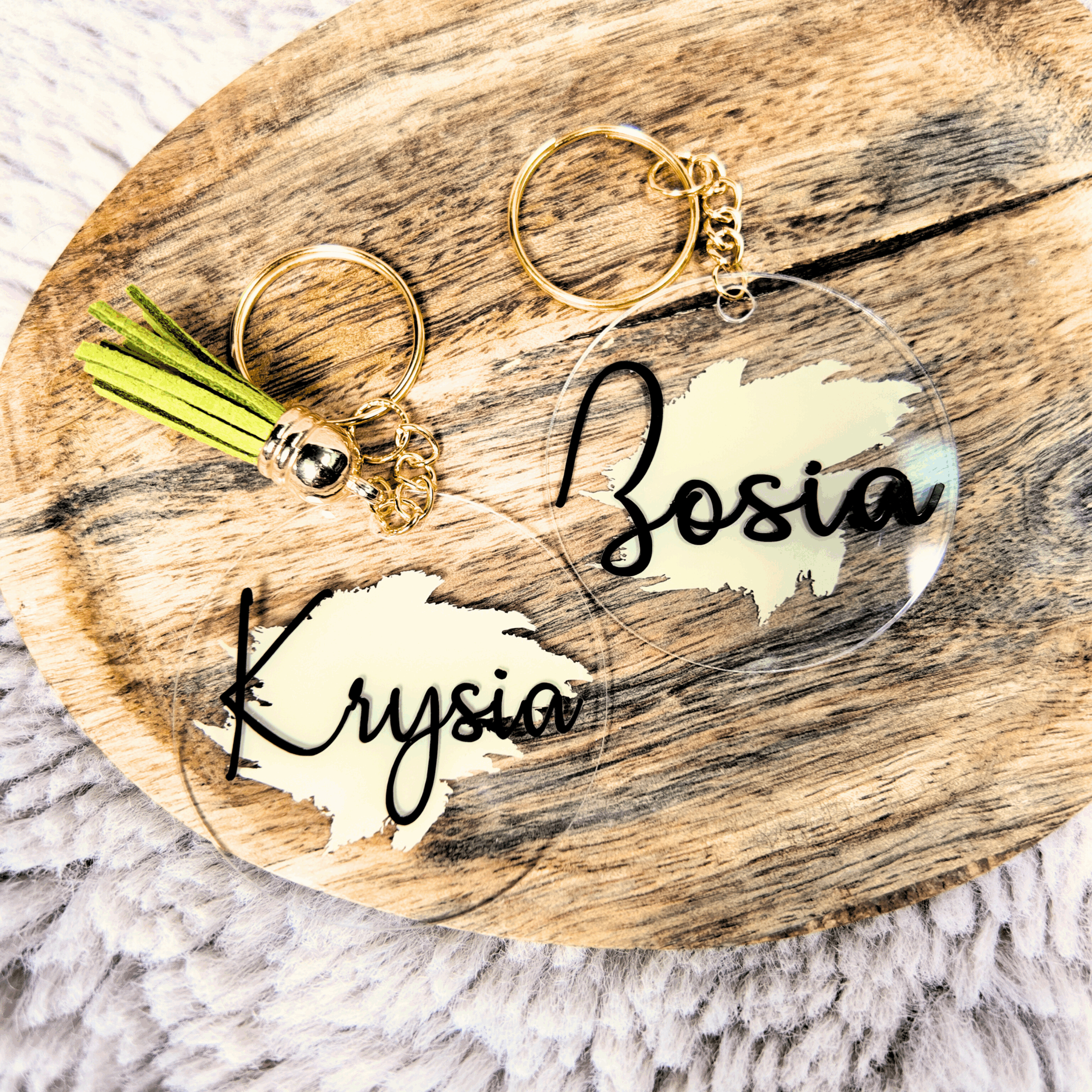 Personalizowany brelok z folii winylowej z napisami Zosia i Krysia.
